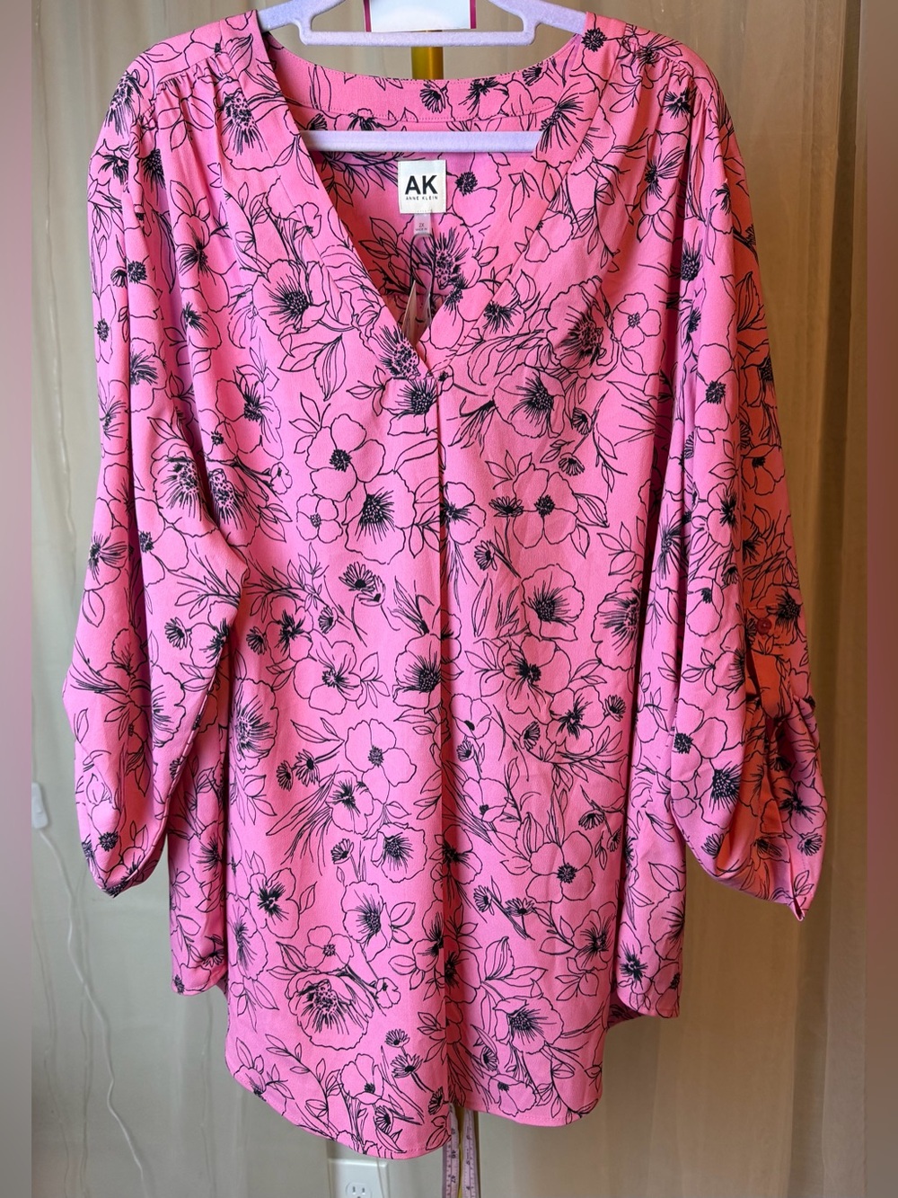 NWT Anne Klein Pink Floral V-Neck Tunic with Black Outline Print
